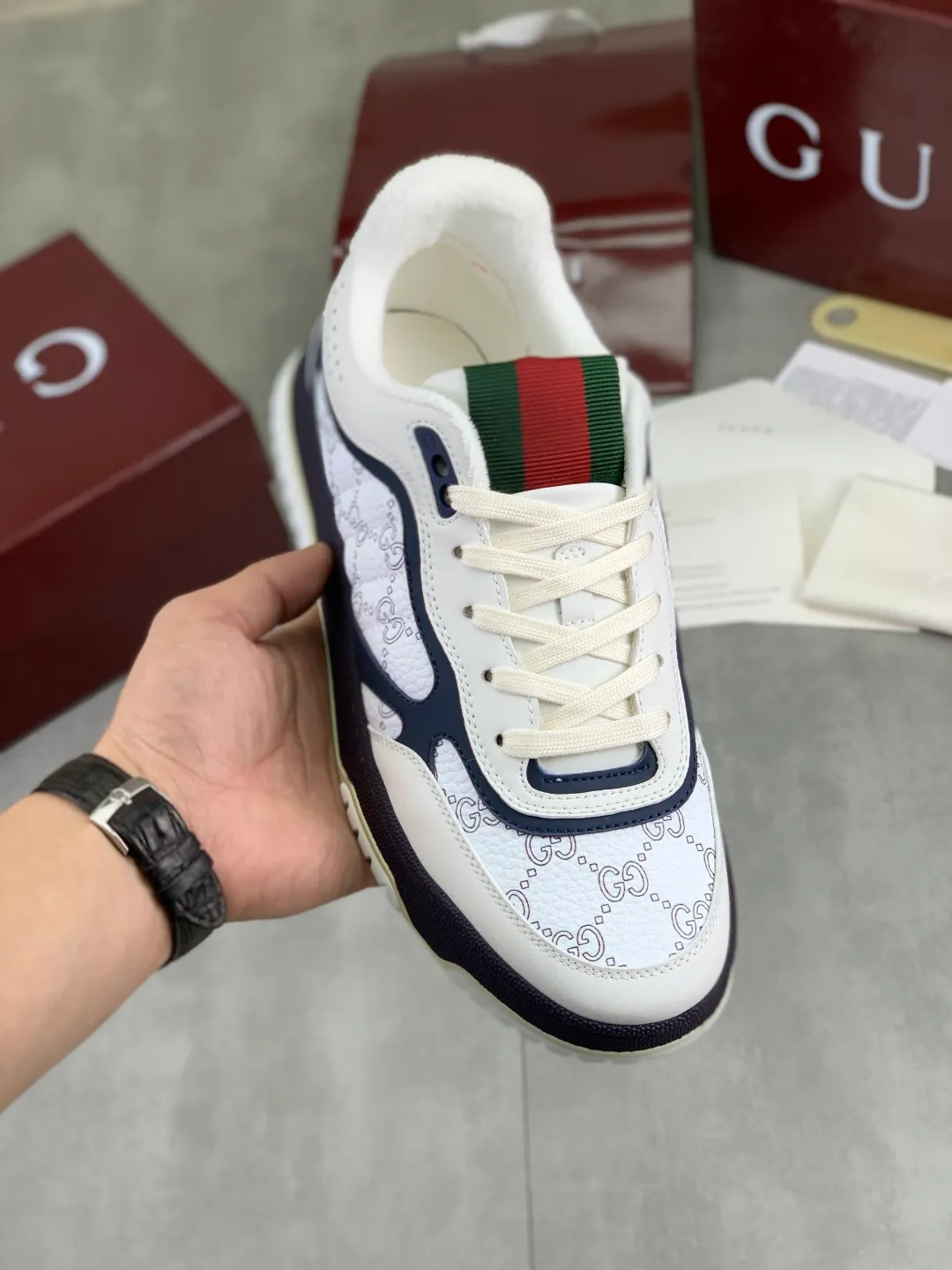 Men's men's shoes 💰P542 new Gucci Gucci couple 🧑‍🤝‍🧑 autumn and winter low-end catwalk casual sneakers, top version! Oil edge craftsmanship. New model for early spring, creating a perfect style, cool and sassy, ​​c-position fashionable wear, classic shoe style with retro and futuristic feel, showing exquisite texture! Open mold to customize high-density outsole. Comes fully packaged. Size: 35-45 Fabric: Imported calfskin punching Lining: Imported original towel lining